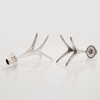 Anna-Greta Eker, kynttilänjalkapari, hopeaa, Auran Kultaseppä Oy, Turku, 1964-1972.