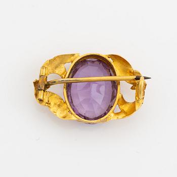 Gold and oval amethyst brooch.