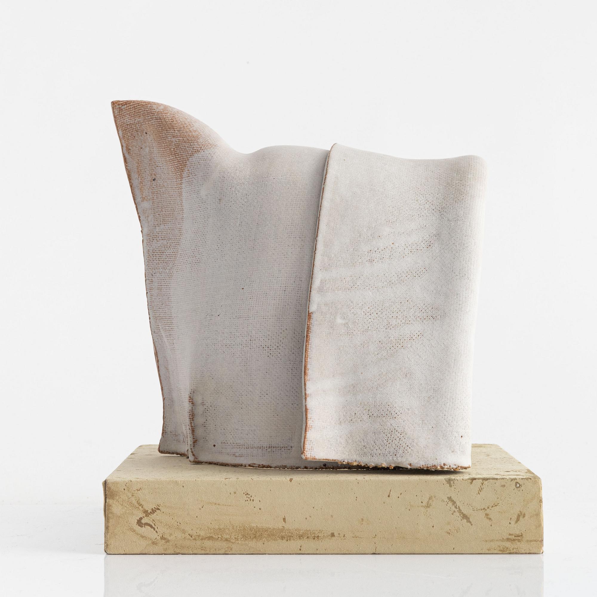 Hertha Hillfon, skulptur, lergods, "Hätta", signerad Hillfon.