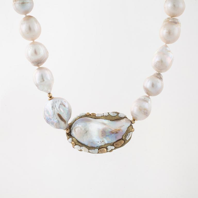 A cultured pearl necklace.