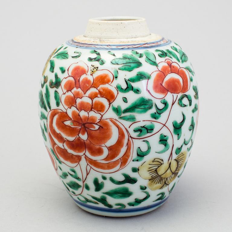 A Chinese porcelain wucai jarlet, Ming dynasty, 17th century.