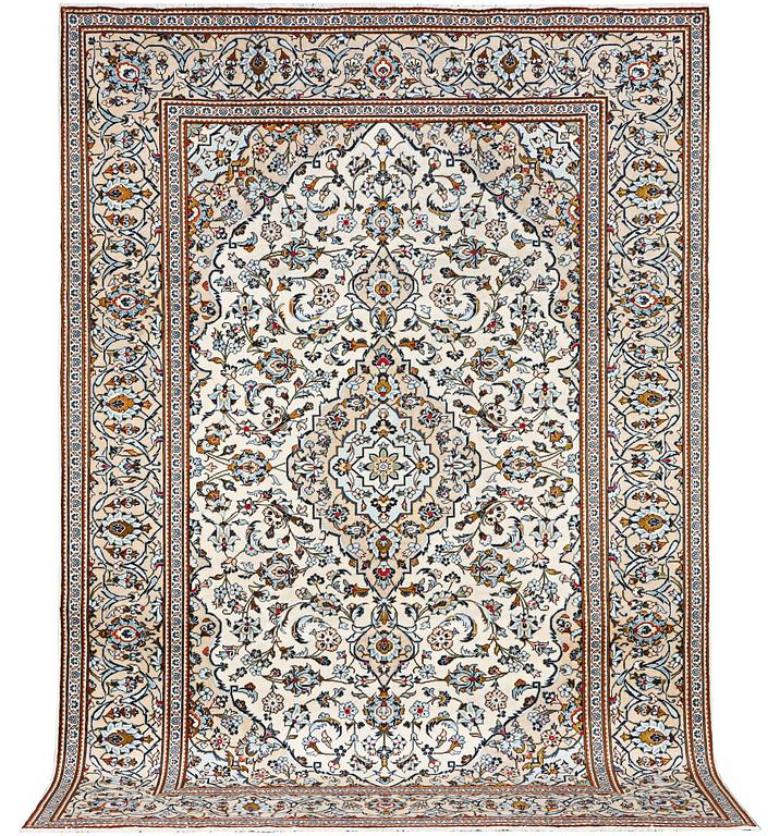 A Kashan carpet, c. 355 x 238 cm.