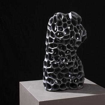 SATU SYRJÄNEN
Taihutar, 2013. 
Stengodskeramik. 50x29x22 cm.