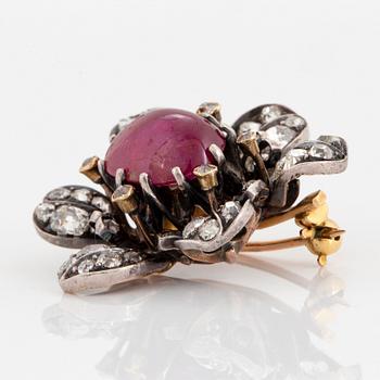 Brosch med en cabochonslipad rubin ca 4.00 ct och gammalslipade diamater.