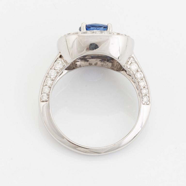 Ring med safir och briljantslipade diamanter.