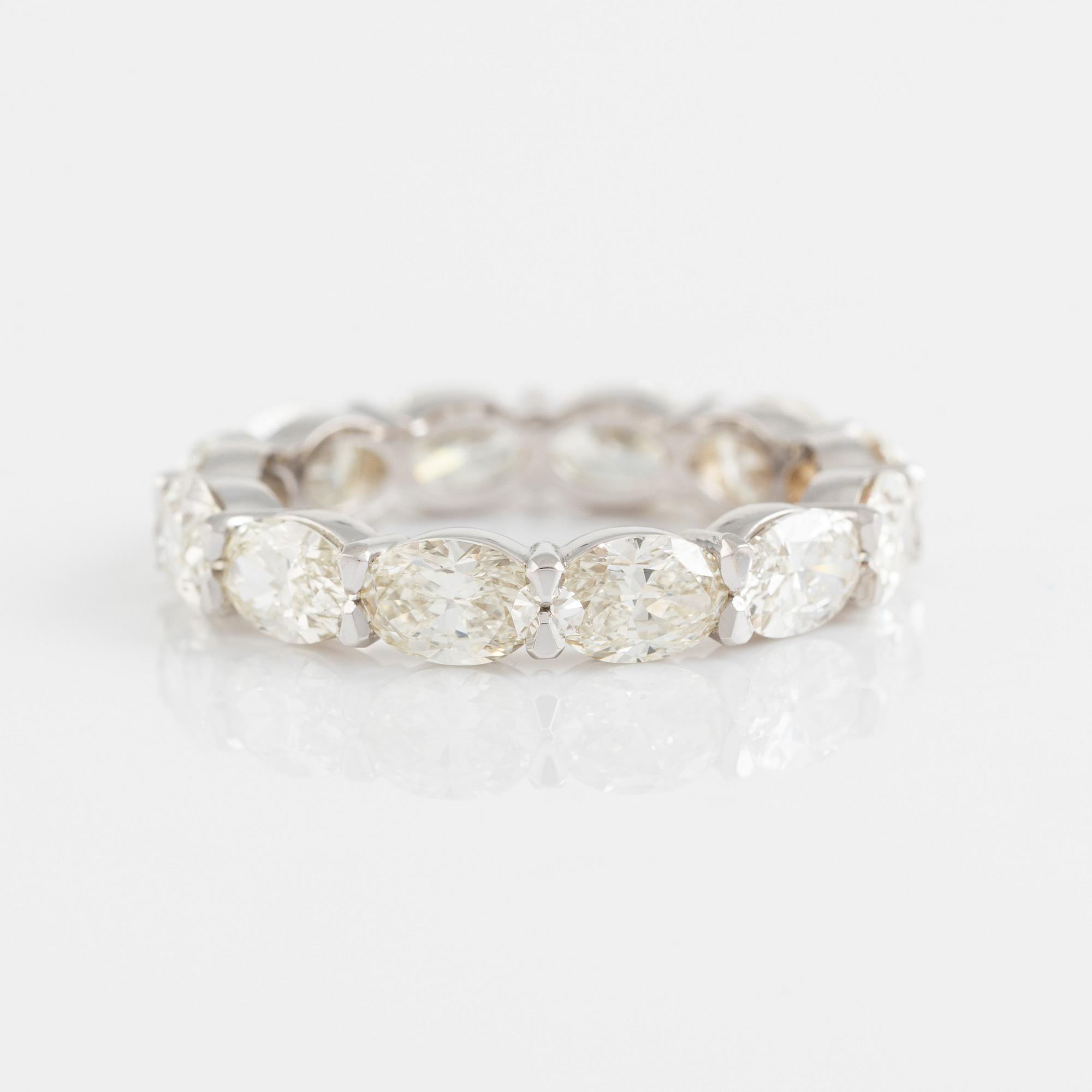 Ring helallians med ovalslipade diamanter, totalt 3,88 ct.