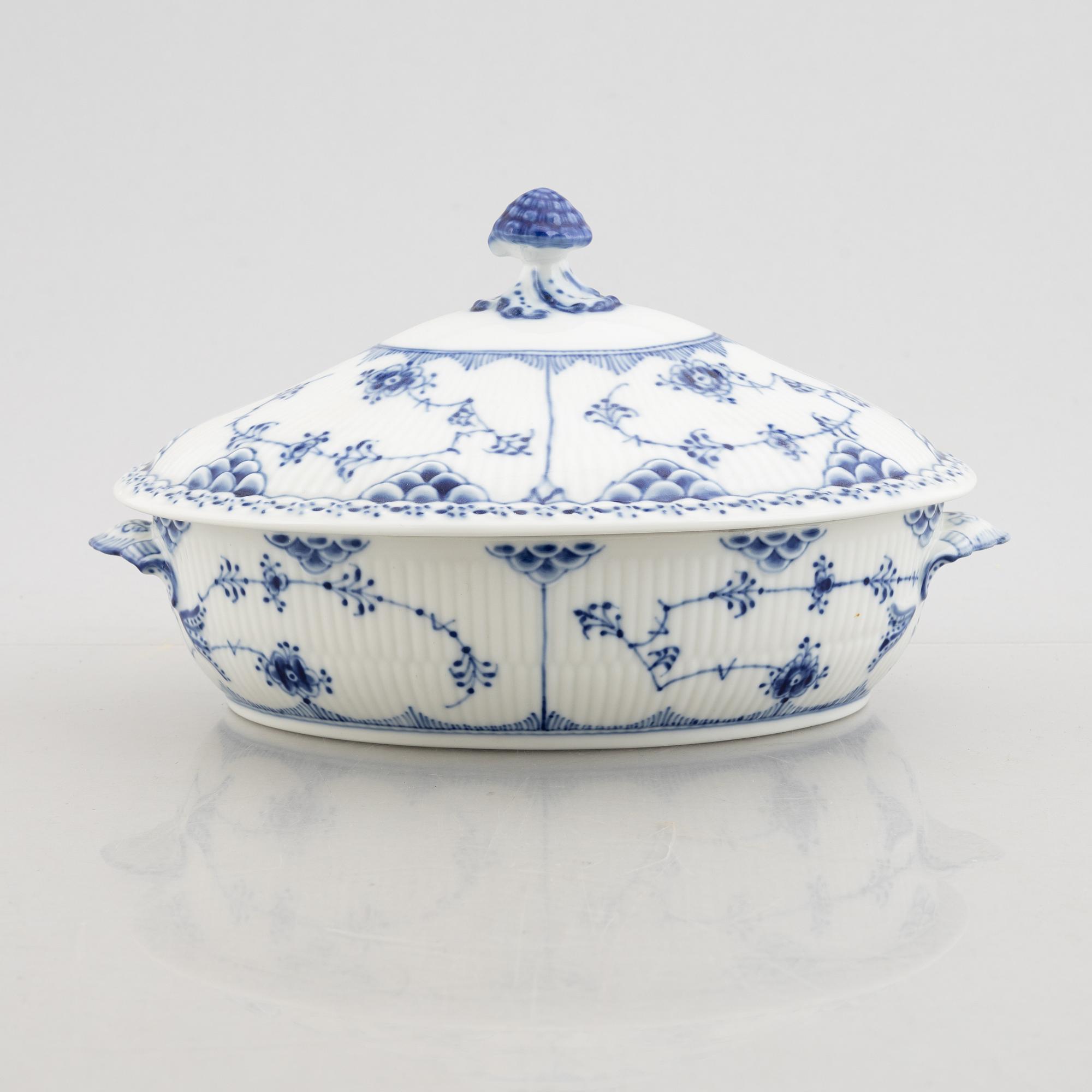 Terrin med lock, porslin, Royal Copenhagen, "Musselmalet halvblond", modell 622, 1966/67.