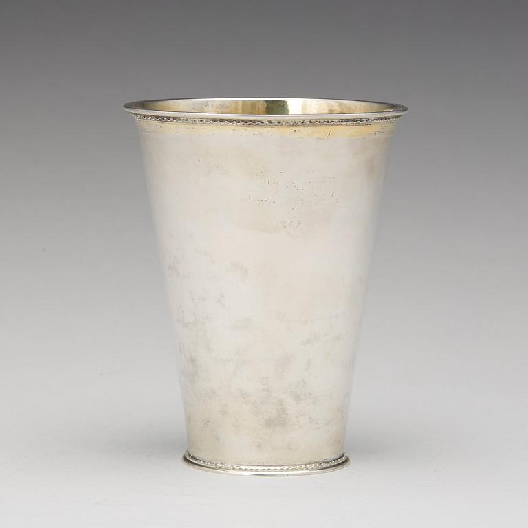 Bägare, silver. Karolinsk. Senare dubbel mästarstäpel för Petter Bergman, Skänninge 1745.