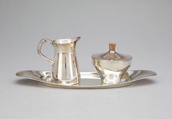 MJÖLKKANNA, SOCKERSKÅL samt BRICKA, sterlingsilver, 1900-talets mitt. Tot vikt ca 310g (inkl sockerskålens träknopp).
