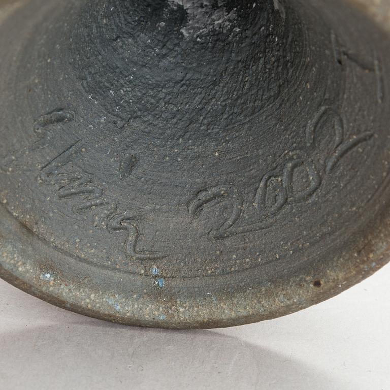 Elina Sorainen, pikaripari, keramiikkaa, signeerattu ja päivätty 2002.