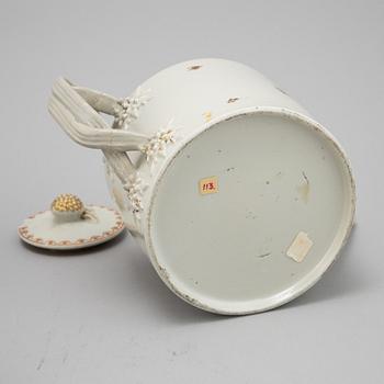Koppar med fat, fyra st samt kanna, porslin, Qingdynastin, Qianlong (1736-95).