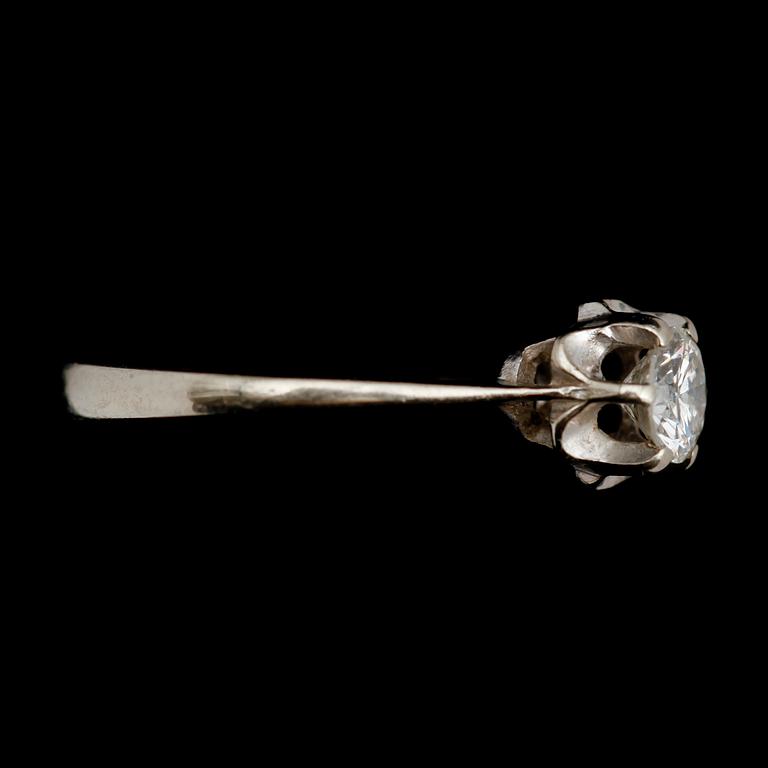 RING, 18 k vitguld, med briljantslipad diamant 0.45 ct enligt gravyr. Total vikt ca 2 g.
