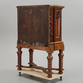 SKÅP, delvis barock och 1700-tal.