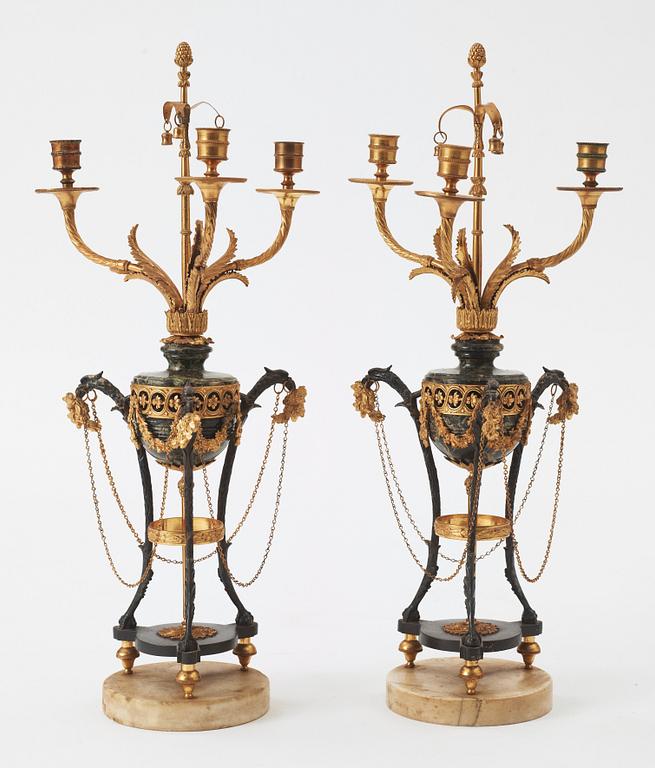 KANDELABRAR, för tre ljus, ett par. Louis XVI-stil, 1800-talets andra hälft.