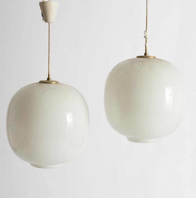 Vilhelm Lauritzen, taklampor, ett par, "VL45 Radiohuspendeln", Louis Poulsen, Danmark, 1900-talets första hälft.