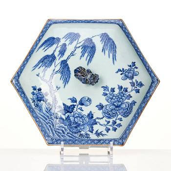 A blue and white tureen with cover and stand, Qing dynasty, Qianlong (1736-95).