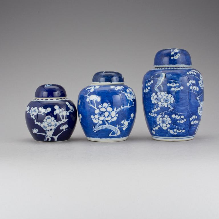 URNOR med LOCK, 3 st. Porslin, Kangxistil, Kina. 1900-tal.