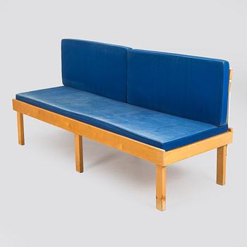 Soffbänk, modell E1295, design Arteks ritkontor, för O.Y Huonekalu-ja Rakennustyötehdas A.B. 1957.