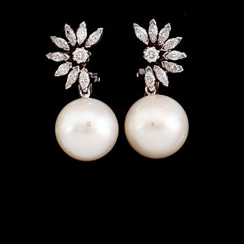 ÖRHÄNGEN, 1 par, 18 k vitguld, South Seapärlor, briljant och navettslipade diamanter tot ca 1.74 ct.