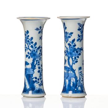 A pair of blue and white vases, Transition, 17th Century.