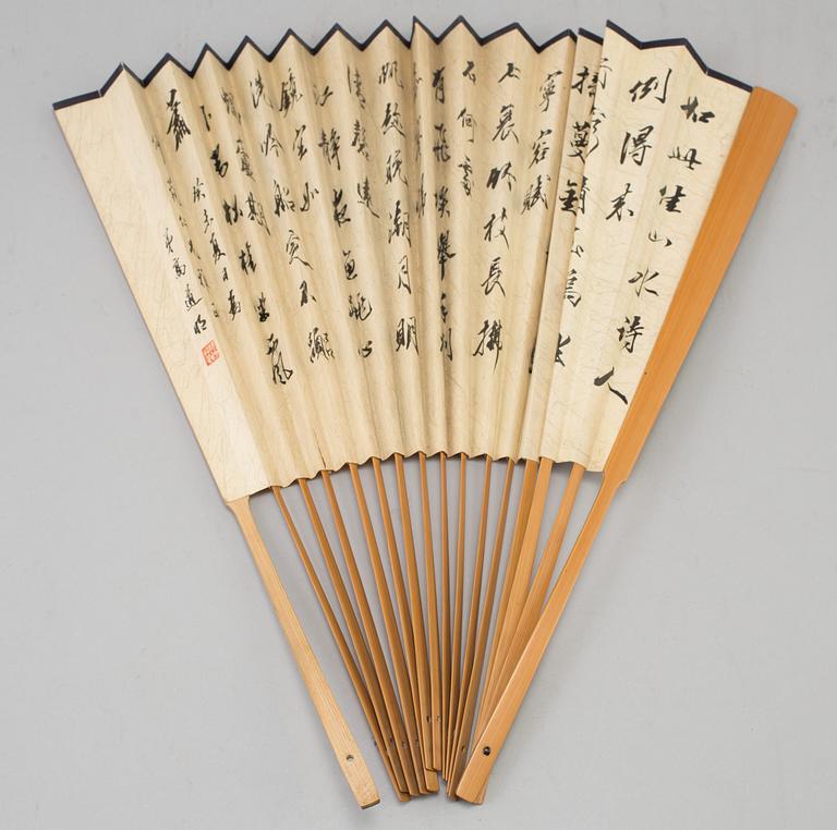 A fan leaf painting by Chen Donghu, signed and dated 1942.