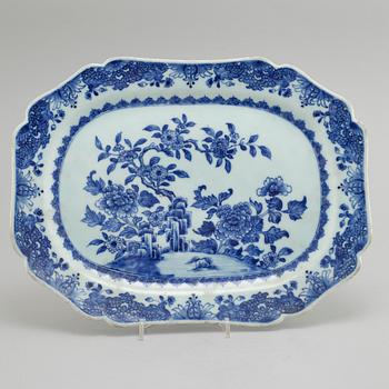 Two porcelain serving dishes from China, Qianlong (1736-1795).