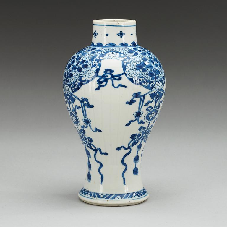 A blue and white vase, Qing dynasty, Kangxi (1662-1722).