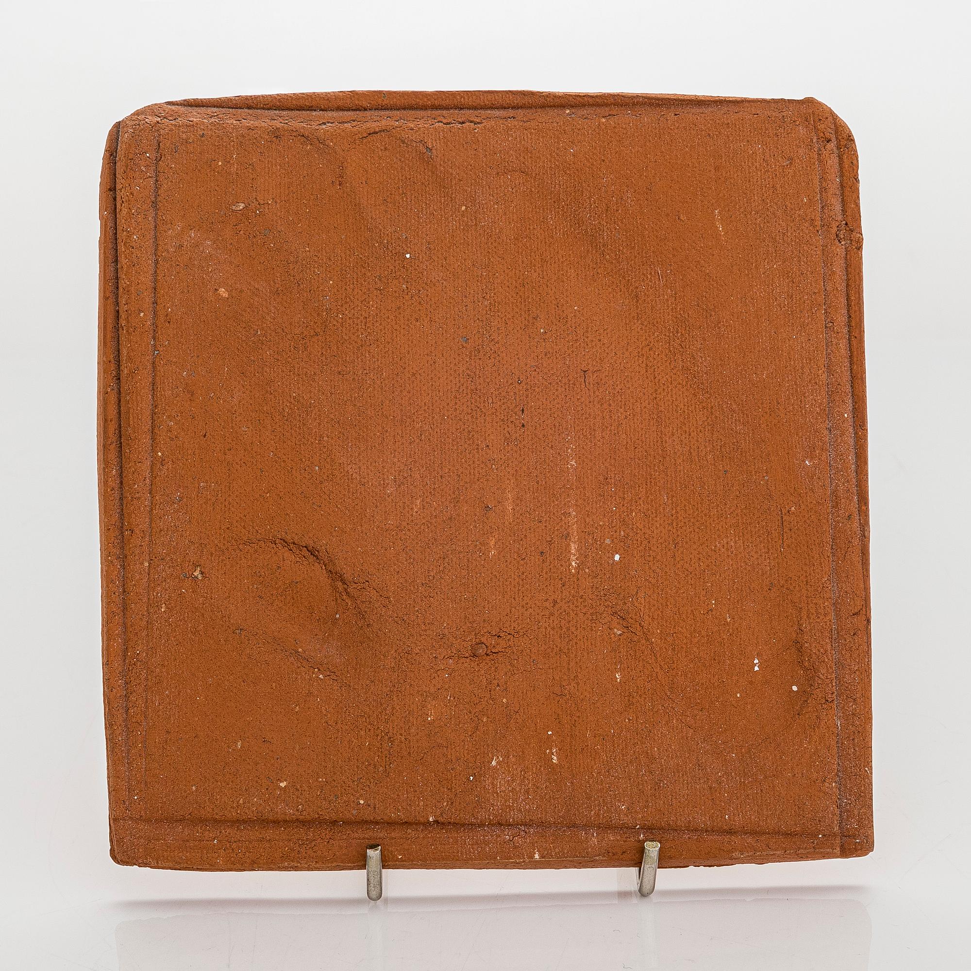 Kyllikki Salmenhaara, reliefi, rödlera, avtryck av konstnärens hand, osignerad.