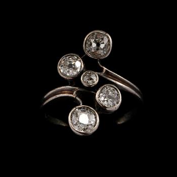 RING, silver med 5 äldre briljantslipade diamanter totalt ca 1.10 ct. Vikt 3 g.