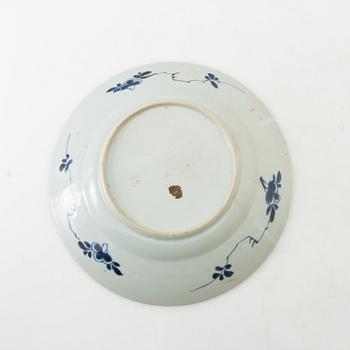 A blue and white dish, Qing dynasty, early 18th century.