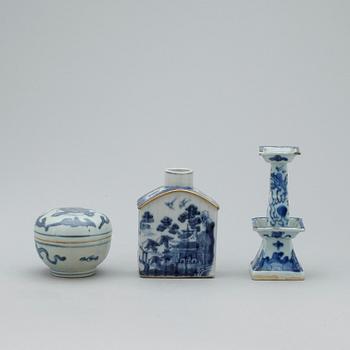 PARTI PORSLIN, 3 delar, porslin, Kina, Wanli (1573-1619) respektive Qing dynastin (1644-1912).