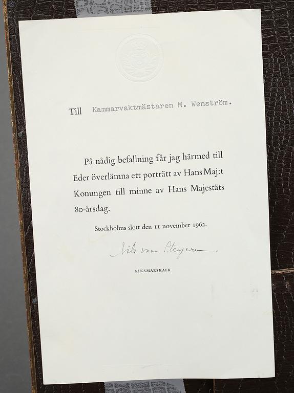 LITOGRAFI, Porträtt av Gustav VI Adolf, egenhändigt signerad Gustav VI Adolf och numrerad 232/400.