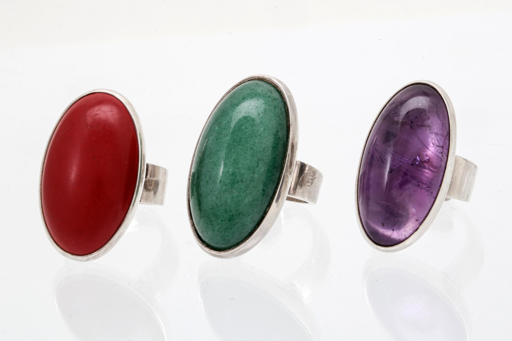 1 armring och 3 ringar, silver, ametist, aventurin och röd sten.
