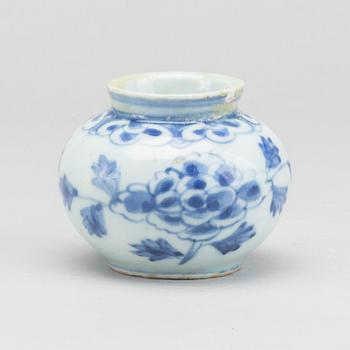 A Korean porcelain vase, 18th century.