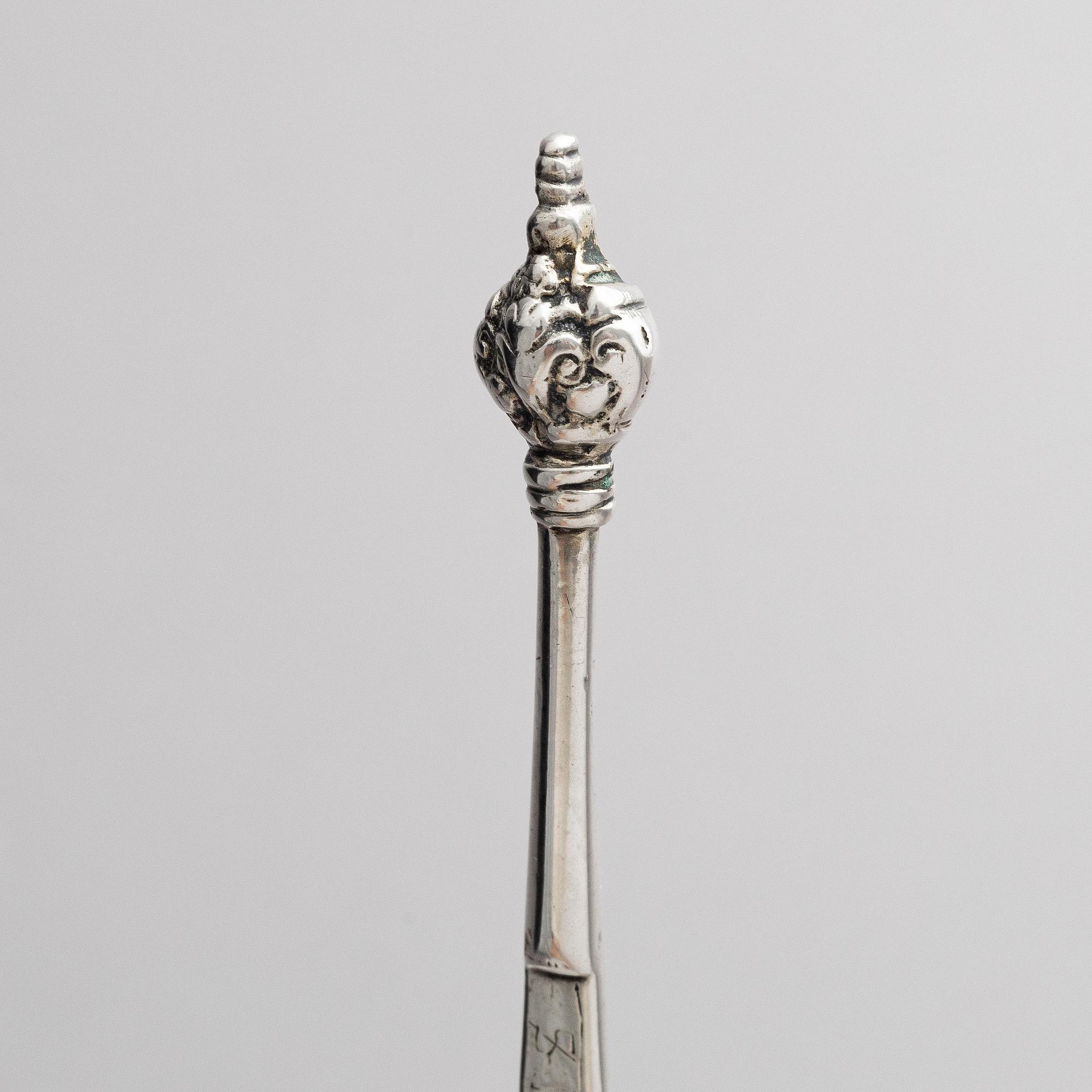 A Scandinavian 17th/18th century silver spoon.