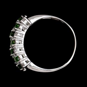 RING, sterlingsilver, vita topaser och gröna diopsider. Vikt ca 4,1 g.