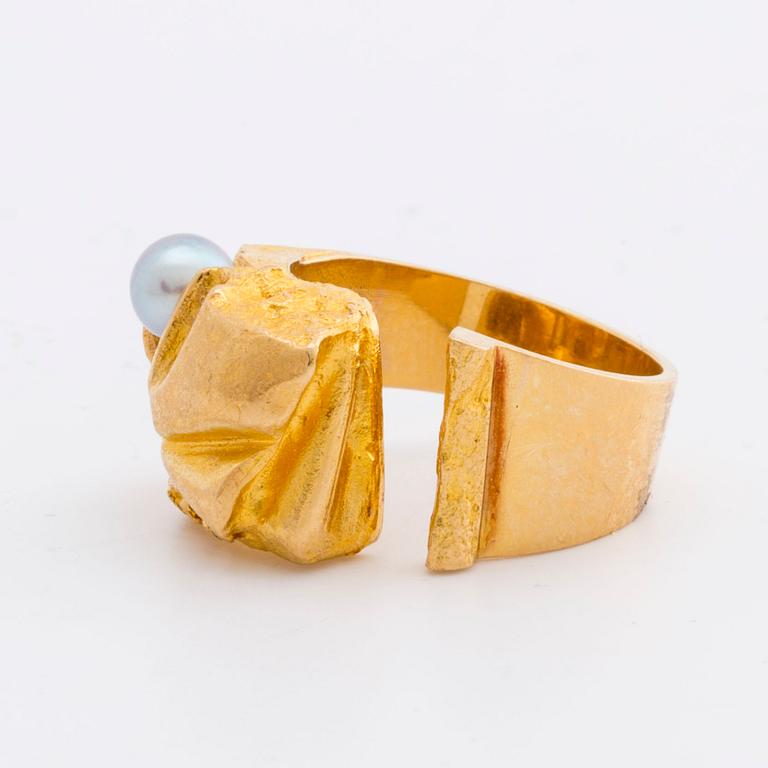 LAPPONIA RING 18K gold w 1 cultured pearl approx 5 mm, design Björn Weckström 1973 "Ukkoshelmi", hallmark Finland.