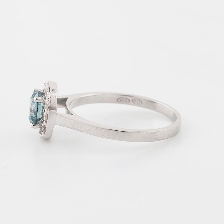 RING, med behandlad blå diamant ca 0.70 ct samt briljantslipade diamanter totalt ca 0.15 ct.