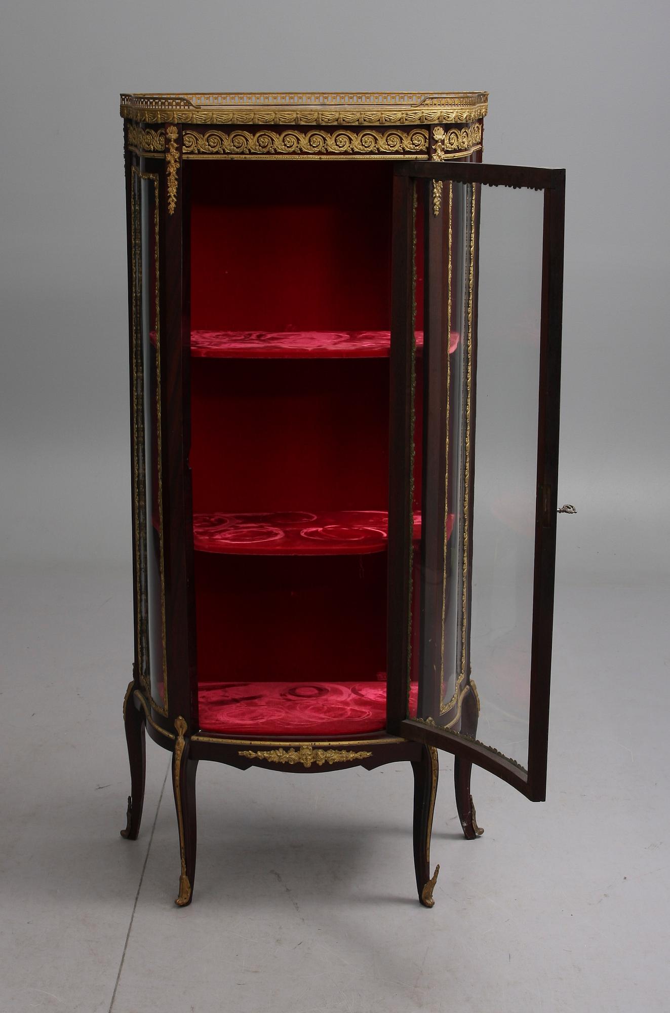 VITRINSKÅP, rokokostil. 1900-tal.