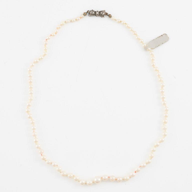Pärlcollier, tre stycken, odlade pärlor, lås silver, varav ett saknar lås.