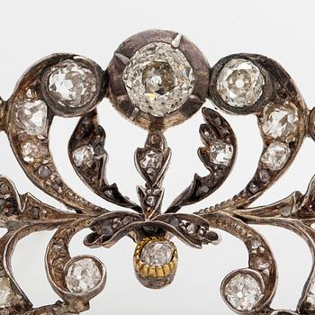 Brooch, part of a tiara, approx. 9-10K gold/silver with old- and rosecut diamonds, 19th century.