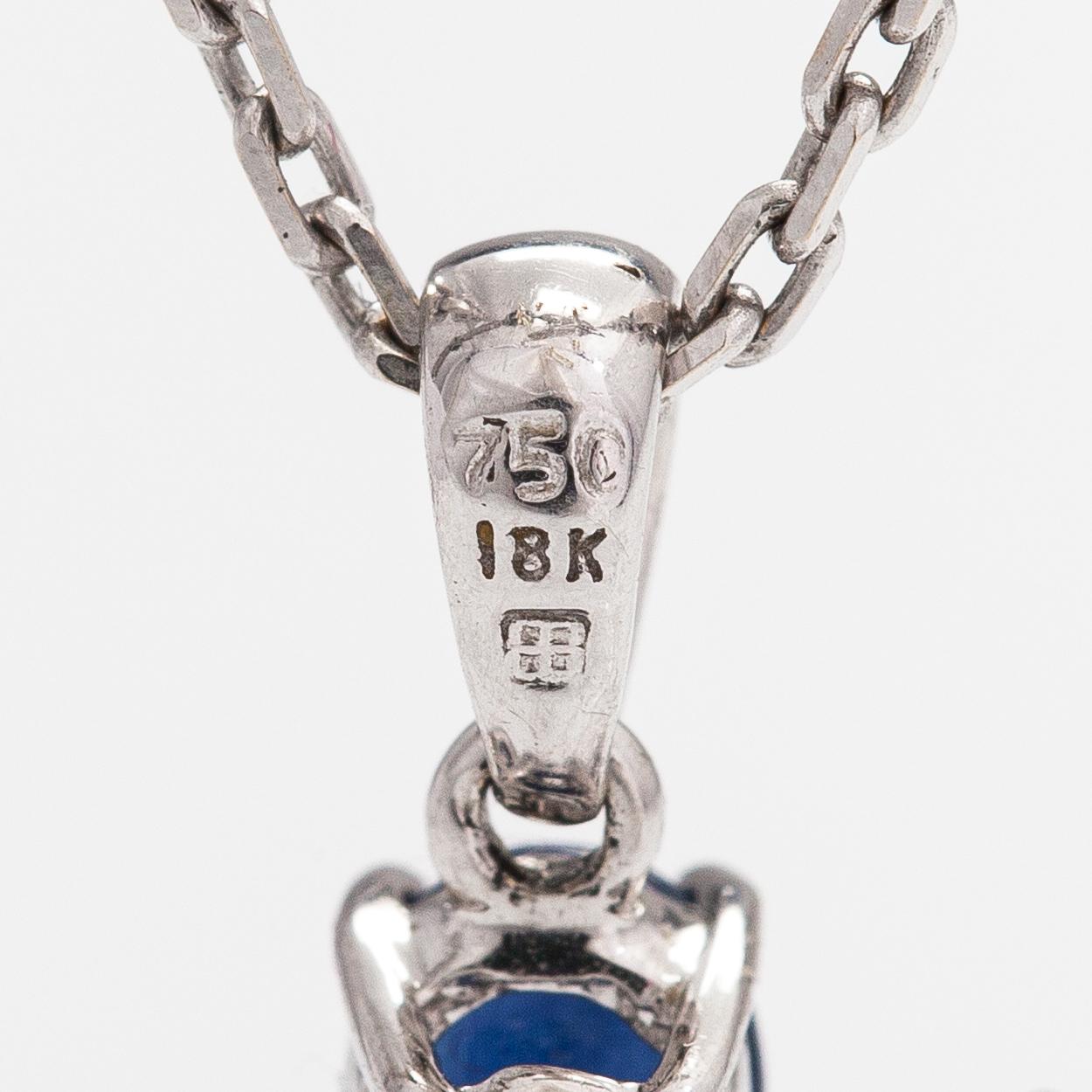 An 18K white gold necklace with sapphires and a diamond ca. 0.06 ct.