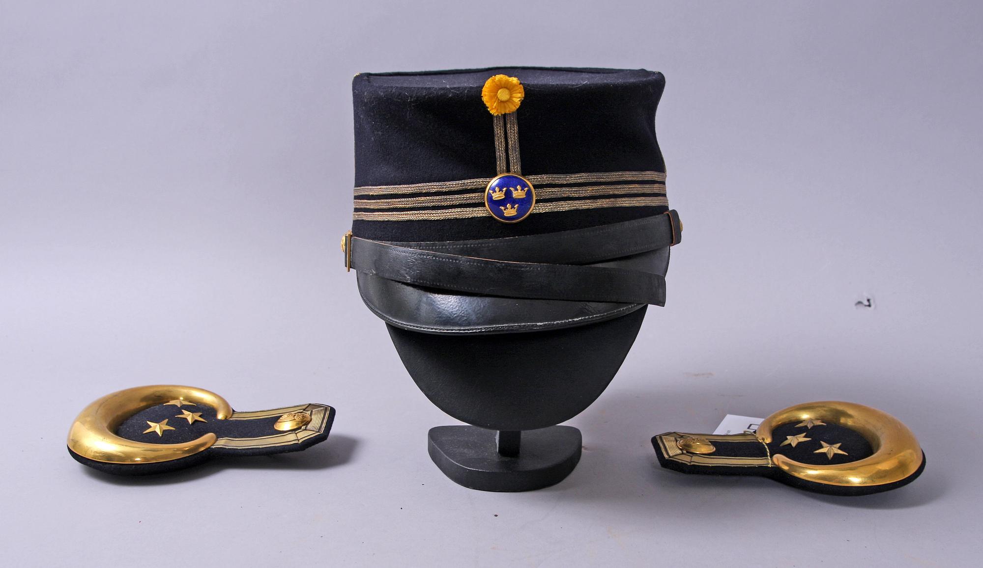 UNIFORMSMÖSSA och EPÅLETTER, ett par.
