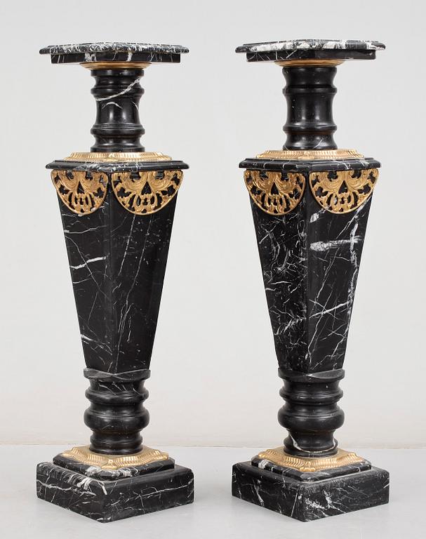 PIEDESTALER, ett par, marmor, 1800-talets slut.