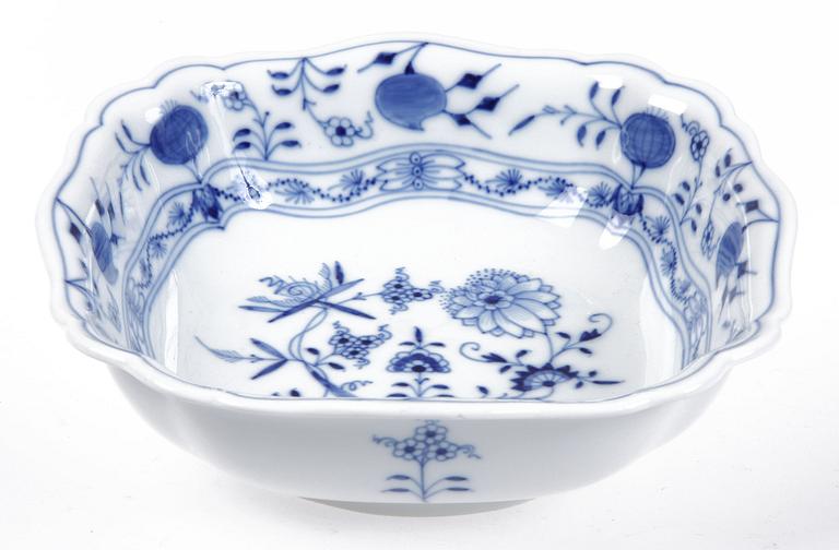 MATSERVIS, 87 delar, porslin, Meissen, lökmönstrad.