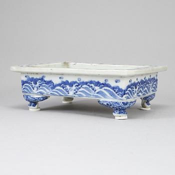 A blue and white censer, Japan, Meiji (1868-1912).