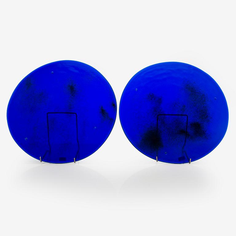 Oiva Toikka, Fat / underlägg, 2 st, glas, signerade O. Toikka Nuutajärvi.