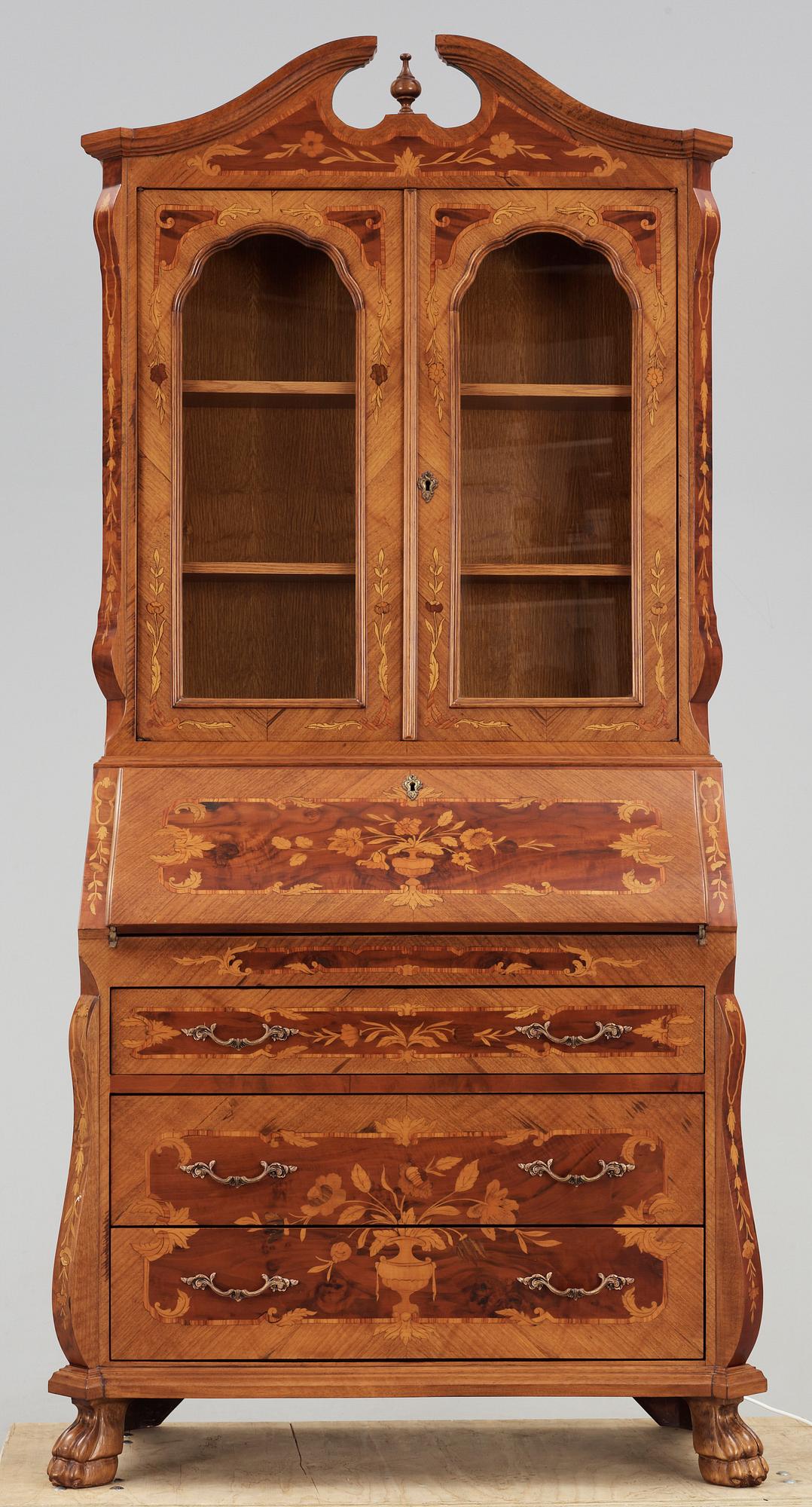 VITRINSKÅP. Möjligen Italien,  1900-talets första hälft/mitt.