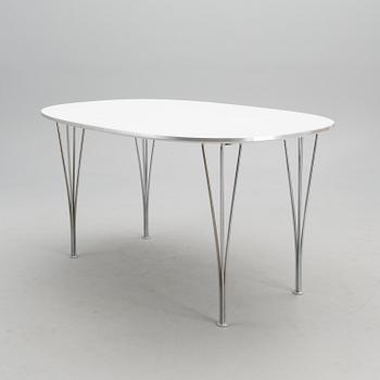 A "Superellips" table and four "Sjuan" chairs, manufacturer's labels, Fritz Hansen, Denmark.