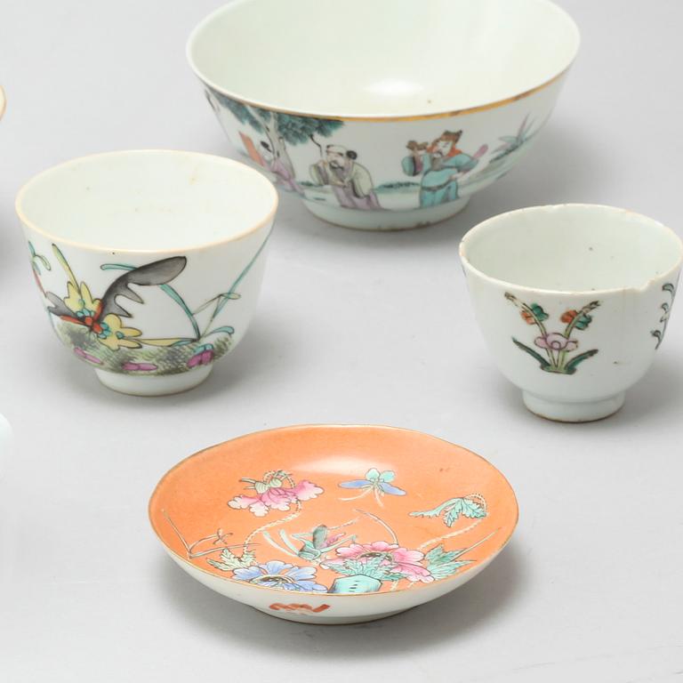 Five pieces of porcelain from China, 20th century.